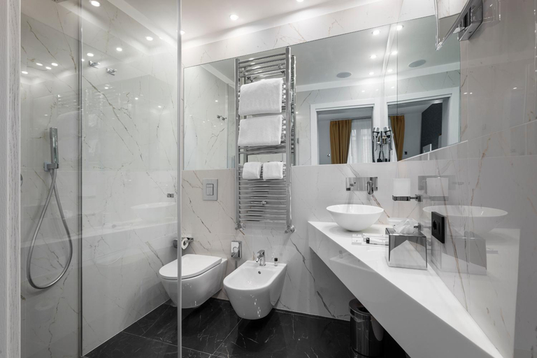 Bathroom 5, LHP River Club, Florence