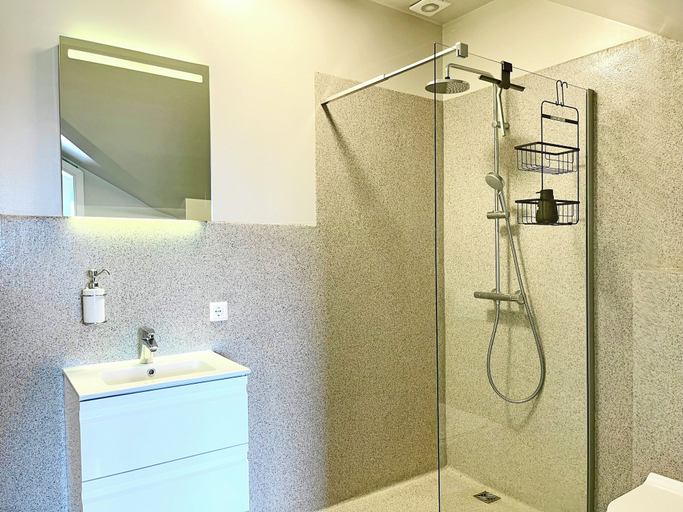 Bathroom 3, Lindarholl Guesthouse, Norður-Hérað