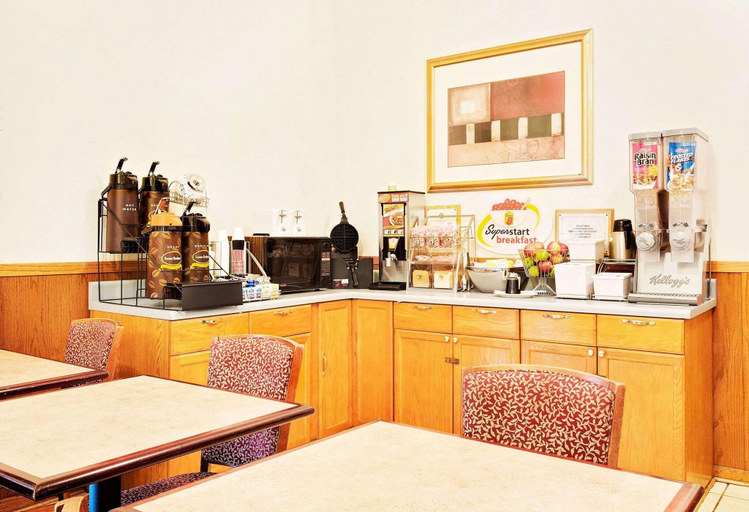 Food & Drinks, Super 8 by Wyndham Marshall, Saline