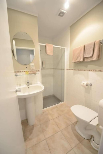 Bathroom, Sai Motel, Waitakere