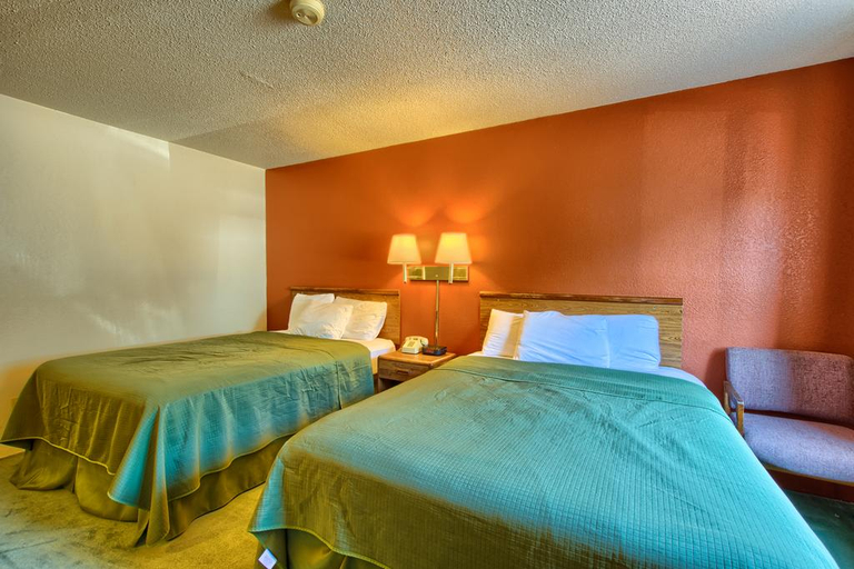 Bedroom 4, Rodeway Inn Whitehall, Muskegon