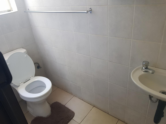 Bathroom 3, Louhallas Accommodation, Ekurhuleni
