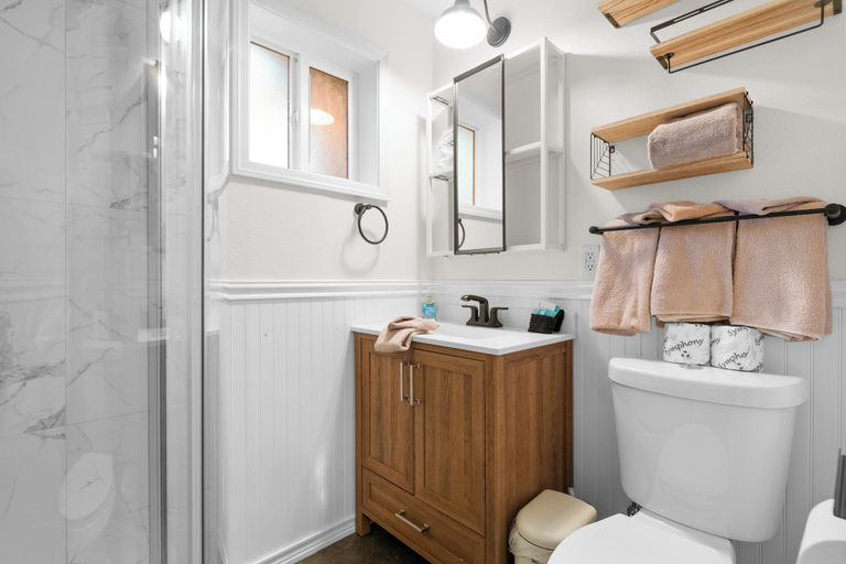 Bathroom 3, Maple Cottage, San Bernardino