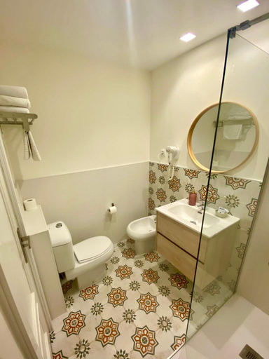 Bathroom 4, Far Home Gran Via, Madrid