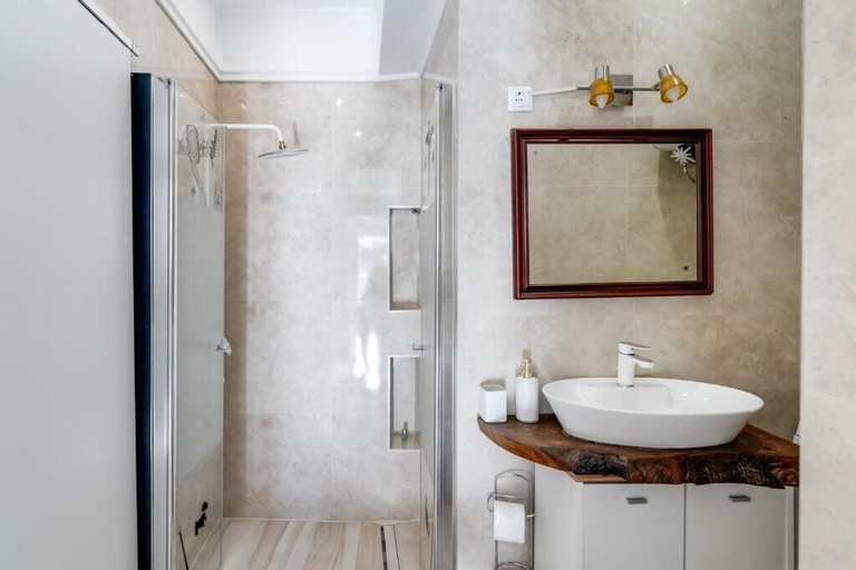 Bathroom, Antigona, Bakar