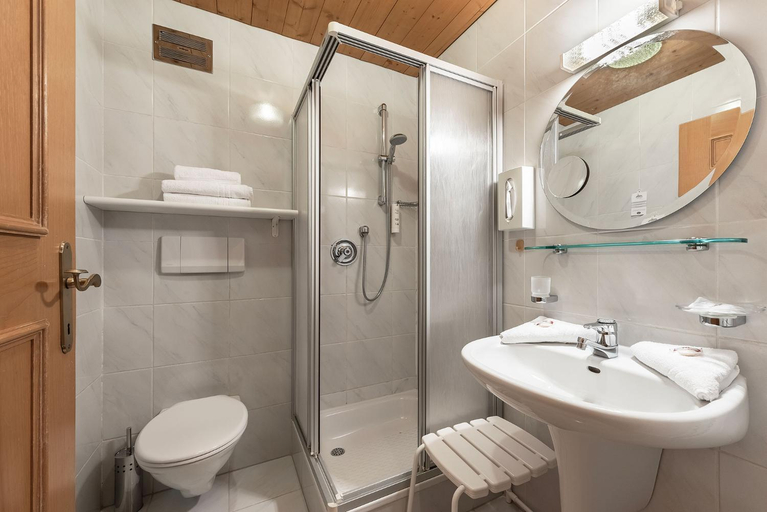 Bathroom 4, Vitaurina Royal Hotel, Bolzano