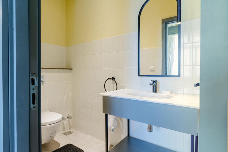 Bathroom 2, grey l studio apartments Downtown Alexandria Menasce House, Alexandria