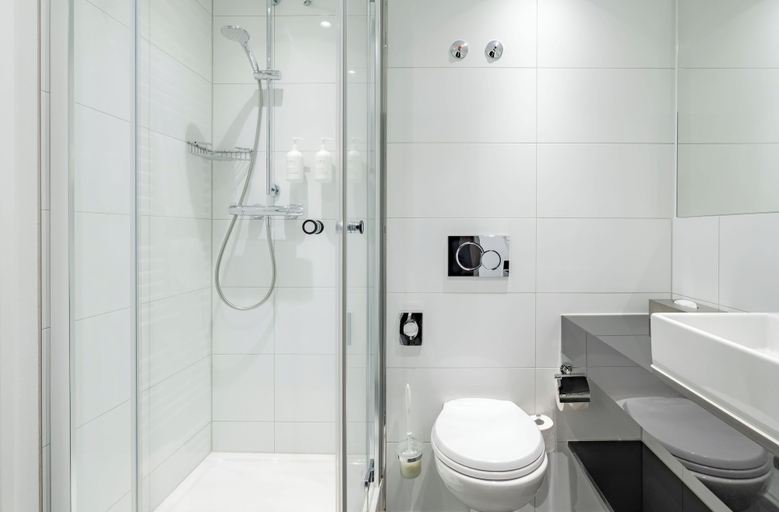 Bathroom 5, Spark by Hilton Wuppertal City Centre, Wuppertal