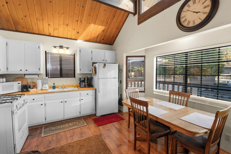 Others 4, Cozy Cabin, San Bernardino