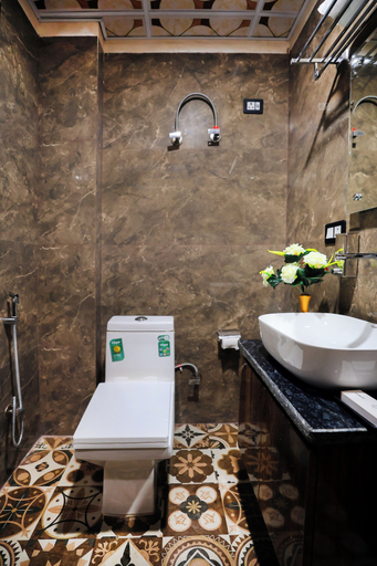 Bathroom 5, Hotel Stanley Delhi Airport, Delhi