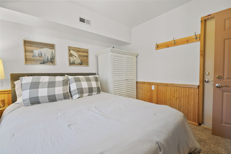 Bedroom 2, Gutierrez Getaway, San Bernardino