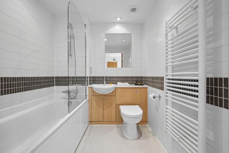 Bathroom 3, Vizion MK by Cotels - 1, 2 & 3 beds - 40+ units ideal for Groups - Flexible - Parking, Milton Keynes