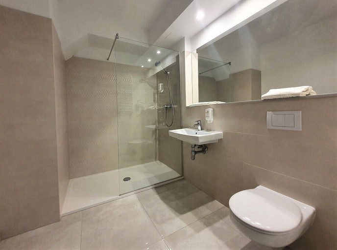 Bathroom 5, Green Garden Hotel, Warsaw