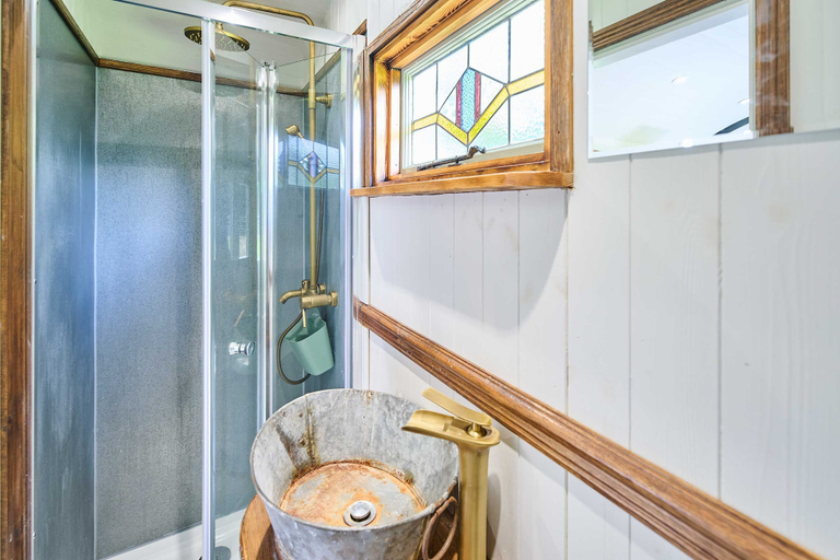Bathroom 5, Host Stay Dipple Farm Shepherds Hut, Devon