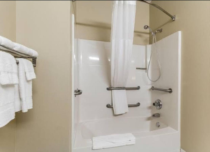 Bathroom 5, Quality Inn & Suites Eau Claire University Area, Eau Claire