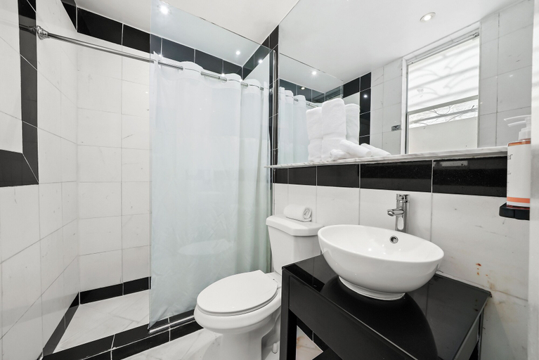 Bathroom 5, Hotel Shelley, Miami-Dade