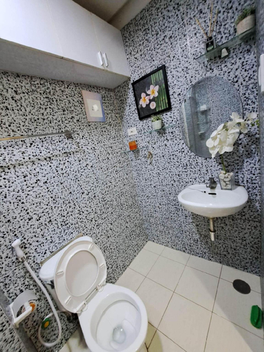 Bathroom 2, #47 Trees Residences, Quezon City