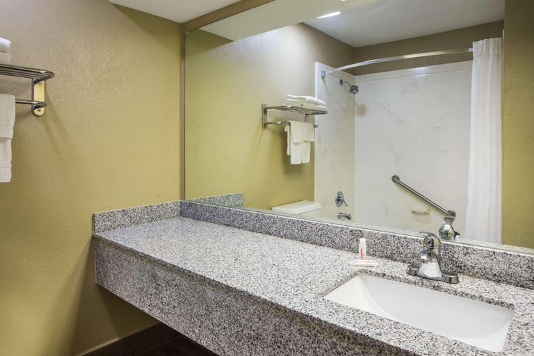 Bathroom 4, Super 8 by Wyndham Paragould, Greene
