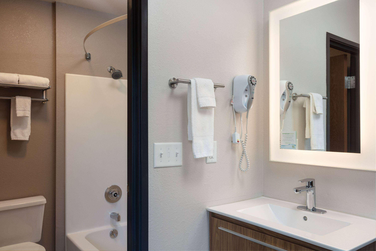 Bathroom 5, Super 8 by Wyndham St. Regis, Mineral
