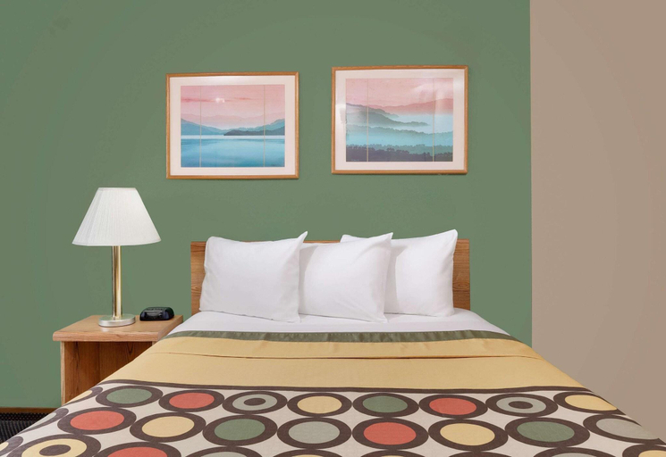 Bedroom 5, Super 8 by Wyndham Marshall, Saline