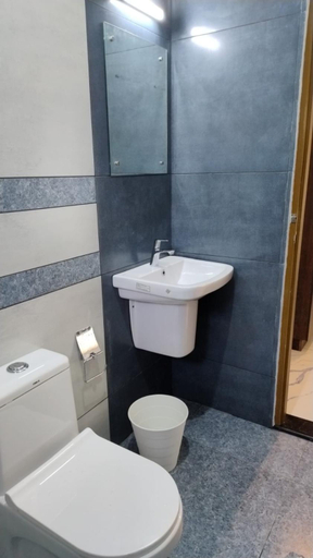 Bathroom 4, Gulmohar Varkala, Thiruvananthapuram