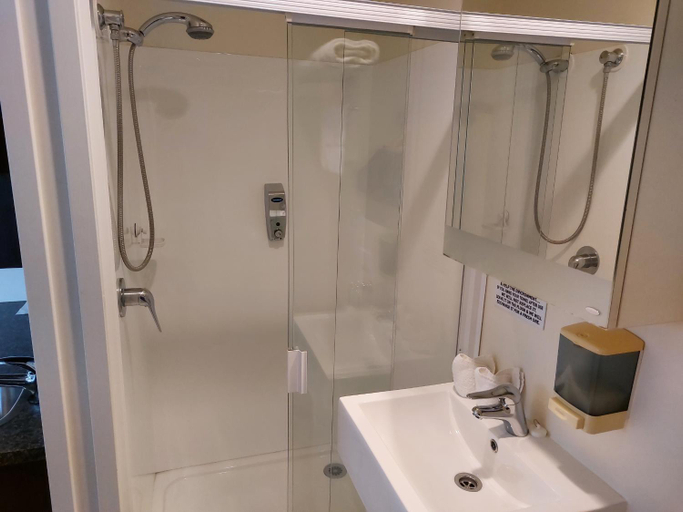 Bathroom 3, AT Eden Park Motel, Waitakere