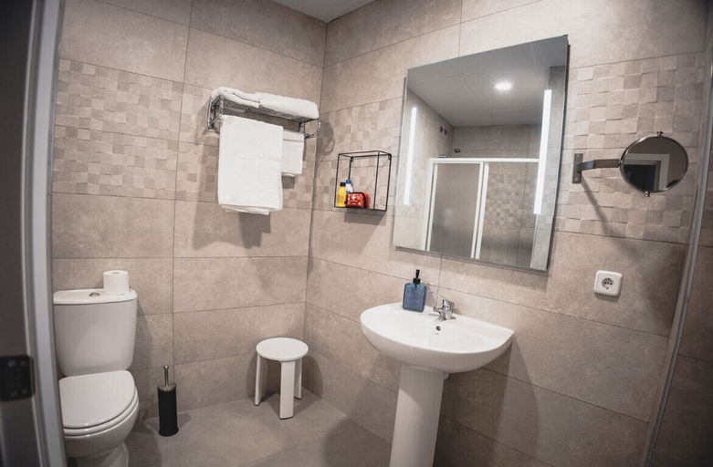 Bathroom 3, Apartamentos Turísticos Capitán, Badajoz