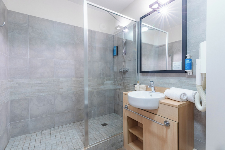 Bathroom 4, Appart'City Classic Reims Parc des Expositions, Marne