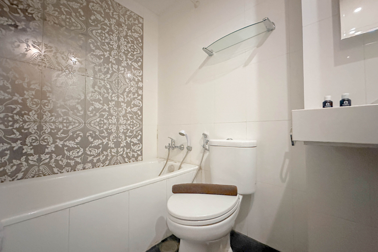 Bathroom 5, Spacious and Comfortable Living 3BR Apartment at Aryaduta Residence By Travelio, Surabaya