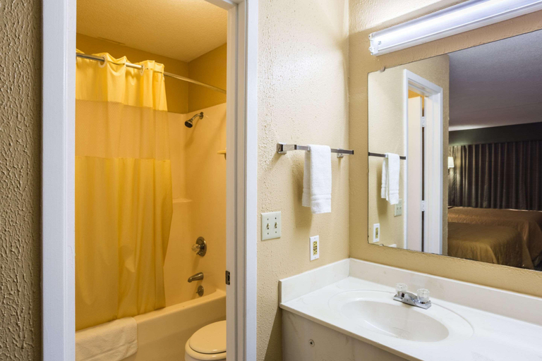 Bathroom 5, Rodeway Inn Hazlehurst, Copiah