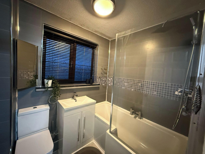 Bathroom, Cozy Retreat in Bridgend With 3 Bedrooms, Bridgend