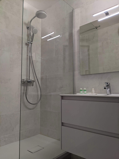 Bathroom 4, Le Pradet Hotel, Vaucluse