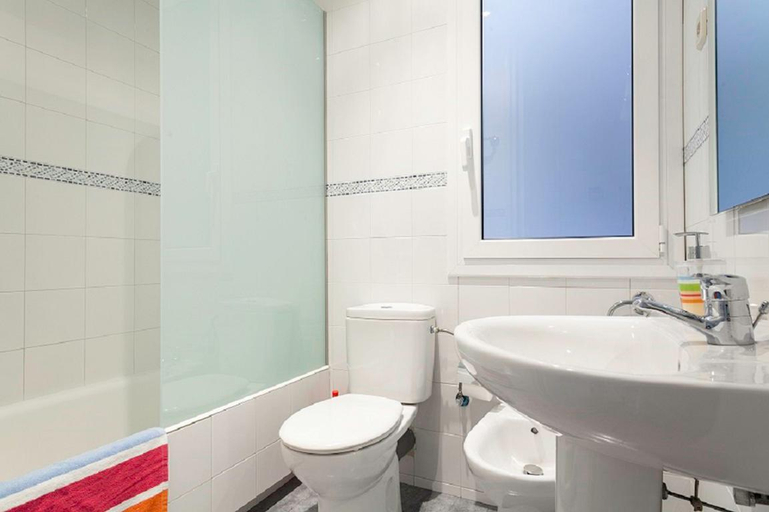 Bathroom, Rambla Paris Apartment, Barcelona