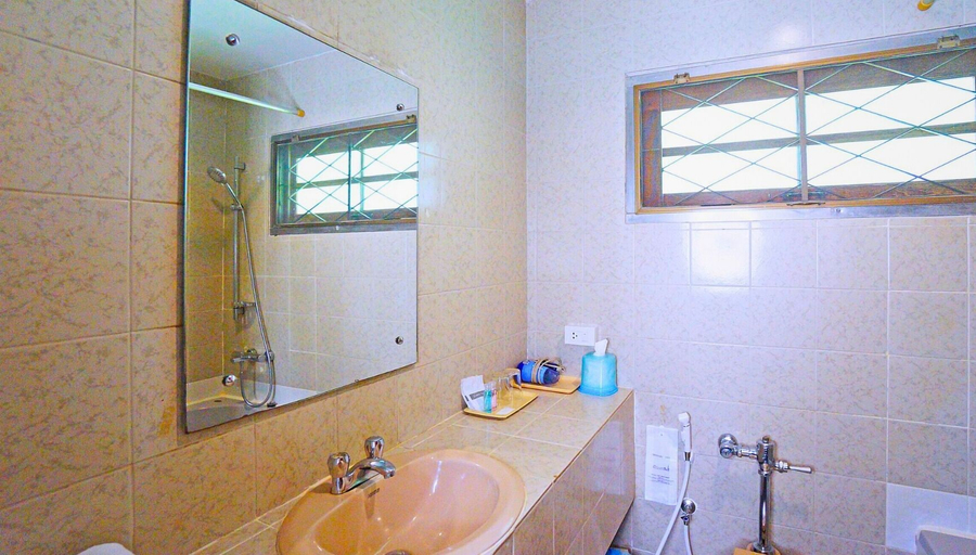 Bathroom 4, Pattaya Park Beach Resort, Pattaya