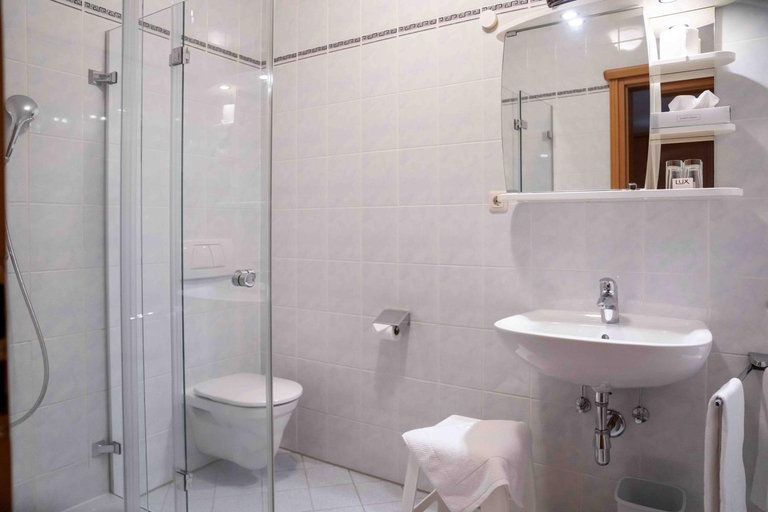 Bathroom 3, Eisenbock's Strasser Hof, Krems an der Donau Land