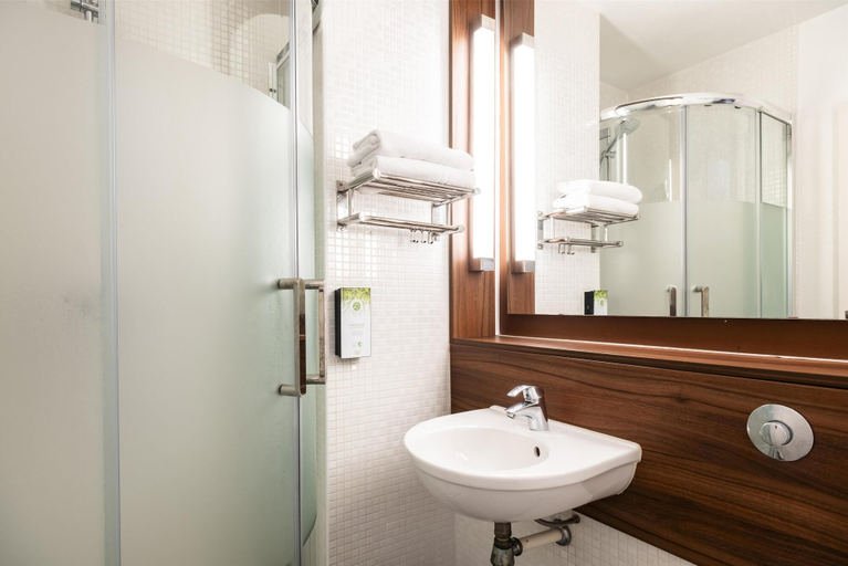 Bathroom 5, Hotel Campanile Montesson - Le Vésinet, Yvelines