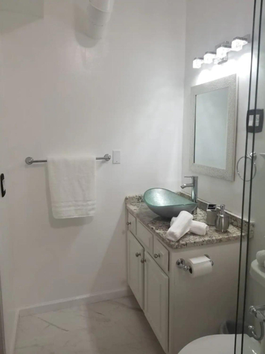 Bathroom 3, Woodland Apartments, Cobb