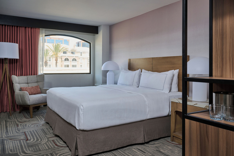 Bedroom 3, Hotel Zessa Orange County Airport, a DoubleTree by Hilton, Orange