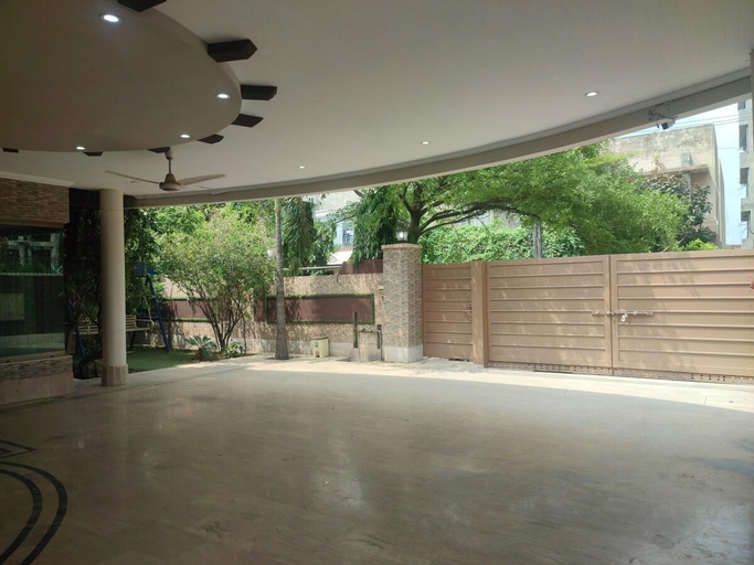 Others 4, 3 BR Serviced First Floor Near Expo Center Lahore, Lahore