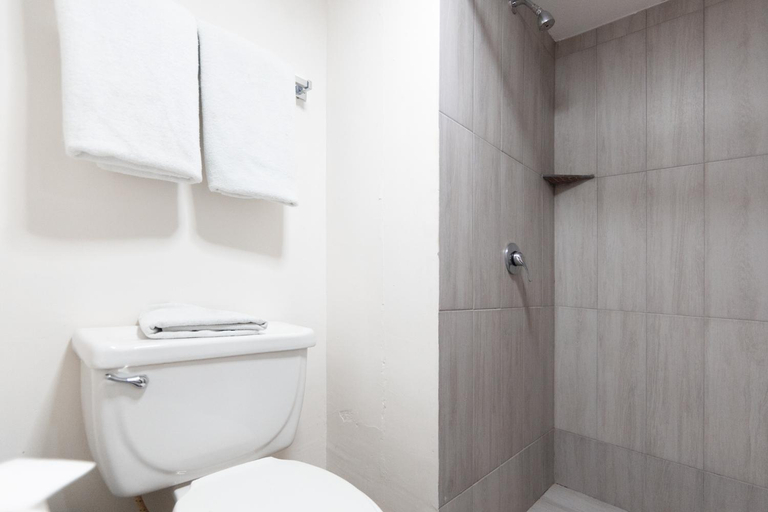 Bathroom 2, InHouse Hotel Obregón, Cajeme