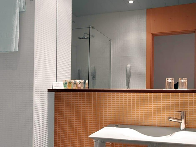 Bathroom 4, Onix Liceo, Barcelona