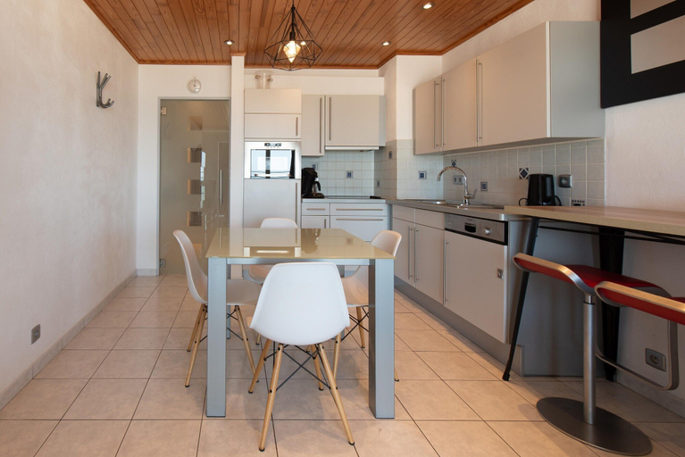 Dining 4, Apartment With Frontal sea View in Ostend, West-Vlaanderen