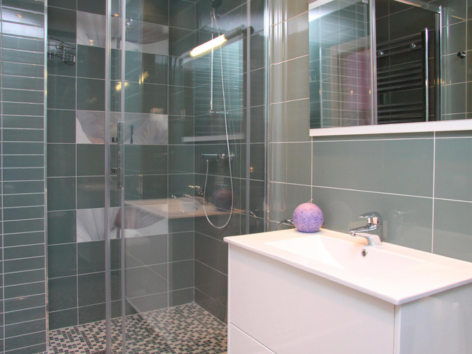 Bathroom 4, Viladomat Eixample Apartment, Barcelona