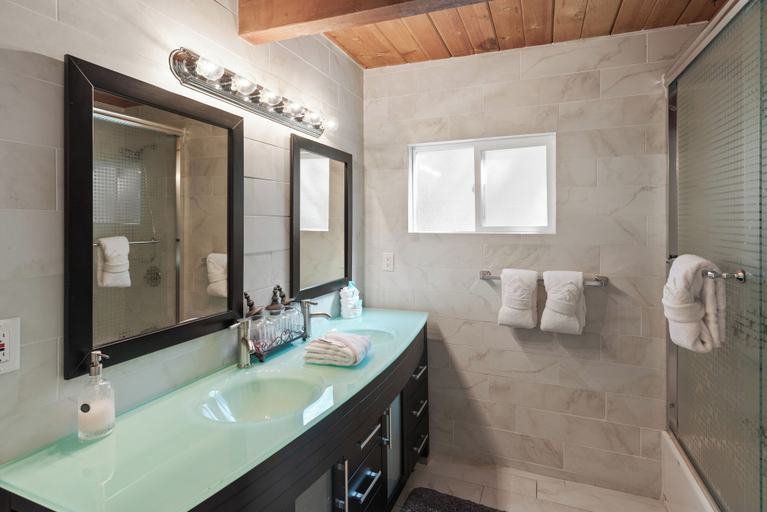 Bathroom 3, Redwood Elegance, San Bernardino