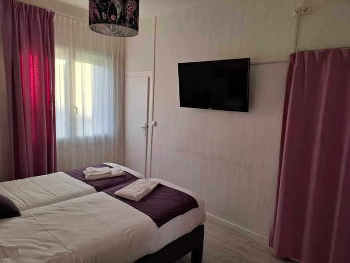 Bedroom 2, Hotel Le Crist Al, Front de mer, chambres climatisees et son studio non climatise, proche du centre , Charente-Maritime