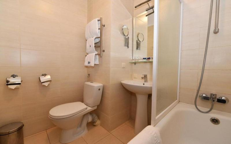 Bathroom 4, Dnipro Hotel, Shevchenkivs'kyi