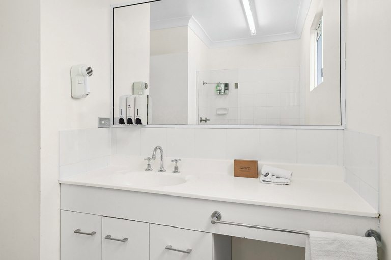 Bathroom 4, Park Regis Anchorage, South Townsville