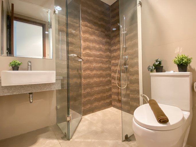 Bathroom 5, Homey 2BR Apartment at Lucky Tower Residence By Travelio, West Jakarta