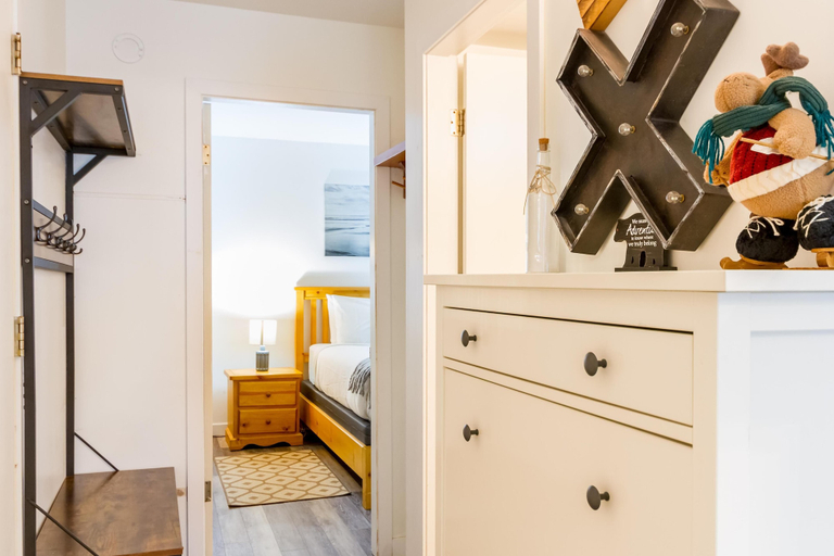 Others 4, Cute and Cozy, Walk to Gondola Ski in Out, Squamish-Lillooet
