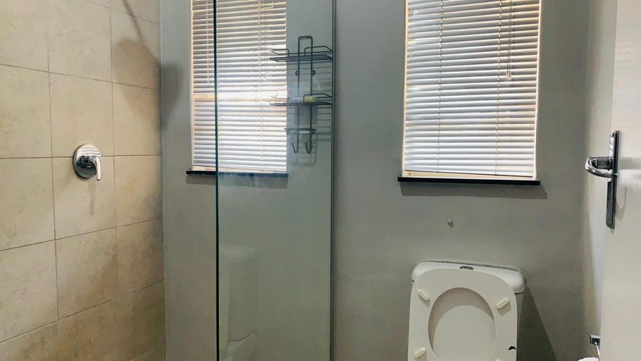 Bathroom 4, Esibayeni Guesthouse, Ehlanzeni